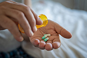 Combination antibiotics may effectively treat drug-resistant bacteria - Photo: ©Getty Images/Ridofranz